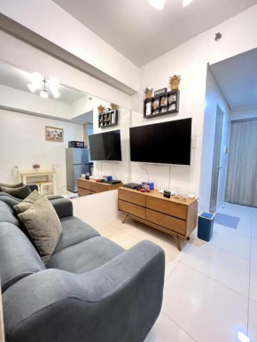 Cozy Condo with pool view and FREE parking!